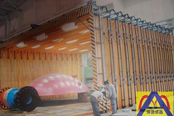 Mobile telescopic spray booth